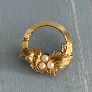 Sarah Coventry Vintage Circle / Wreath Brooch Endearing Gold Tone W Faux Pearls
